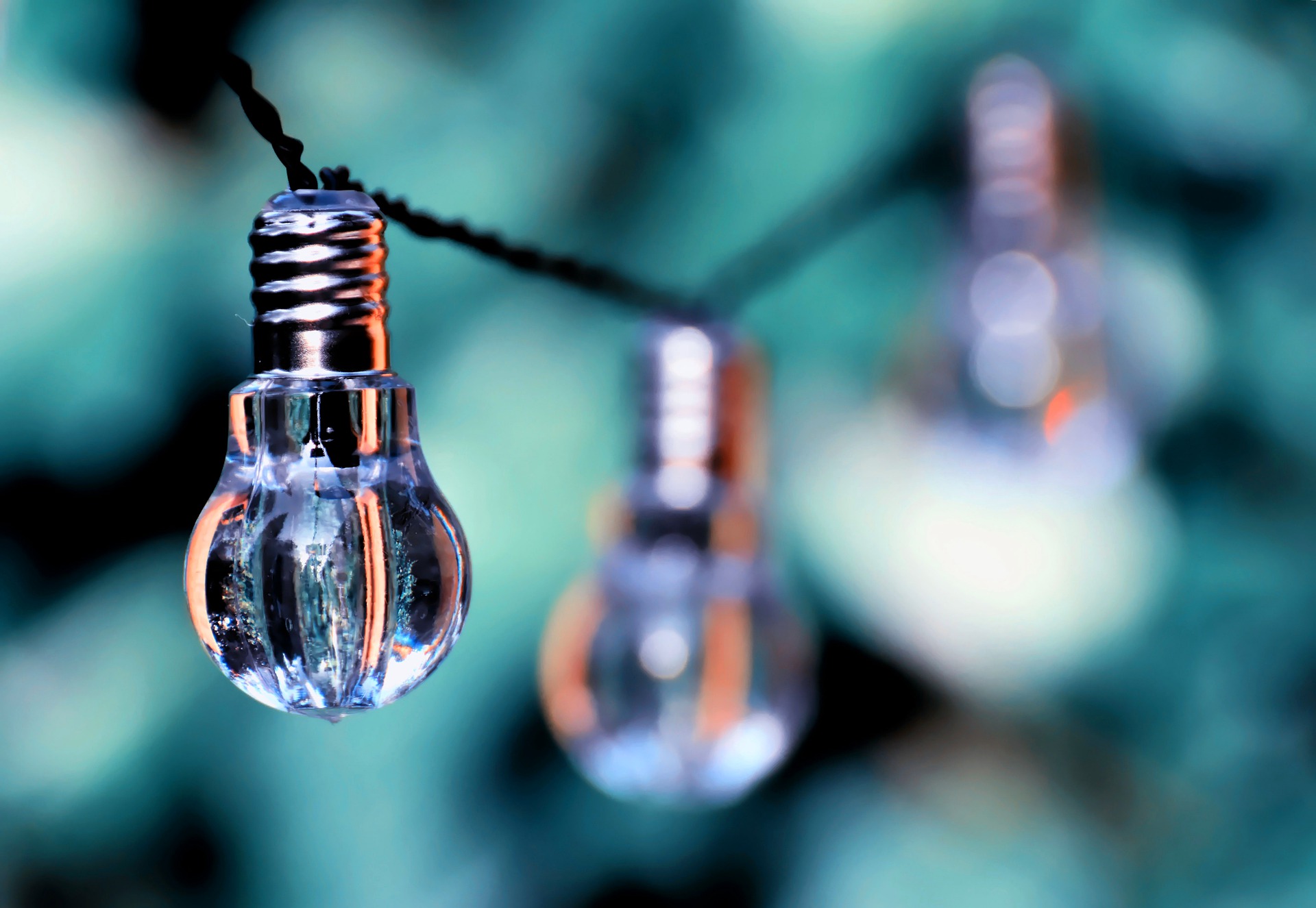 light-bulb-4409109_1920
