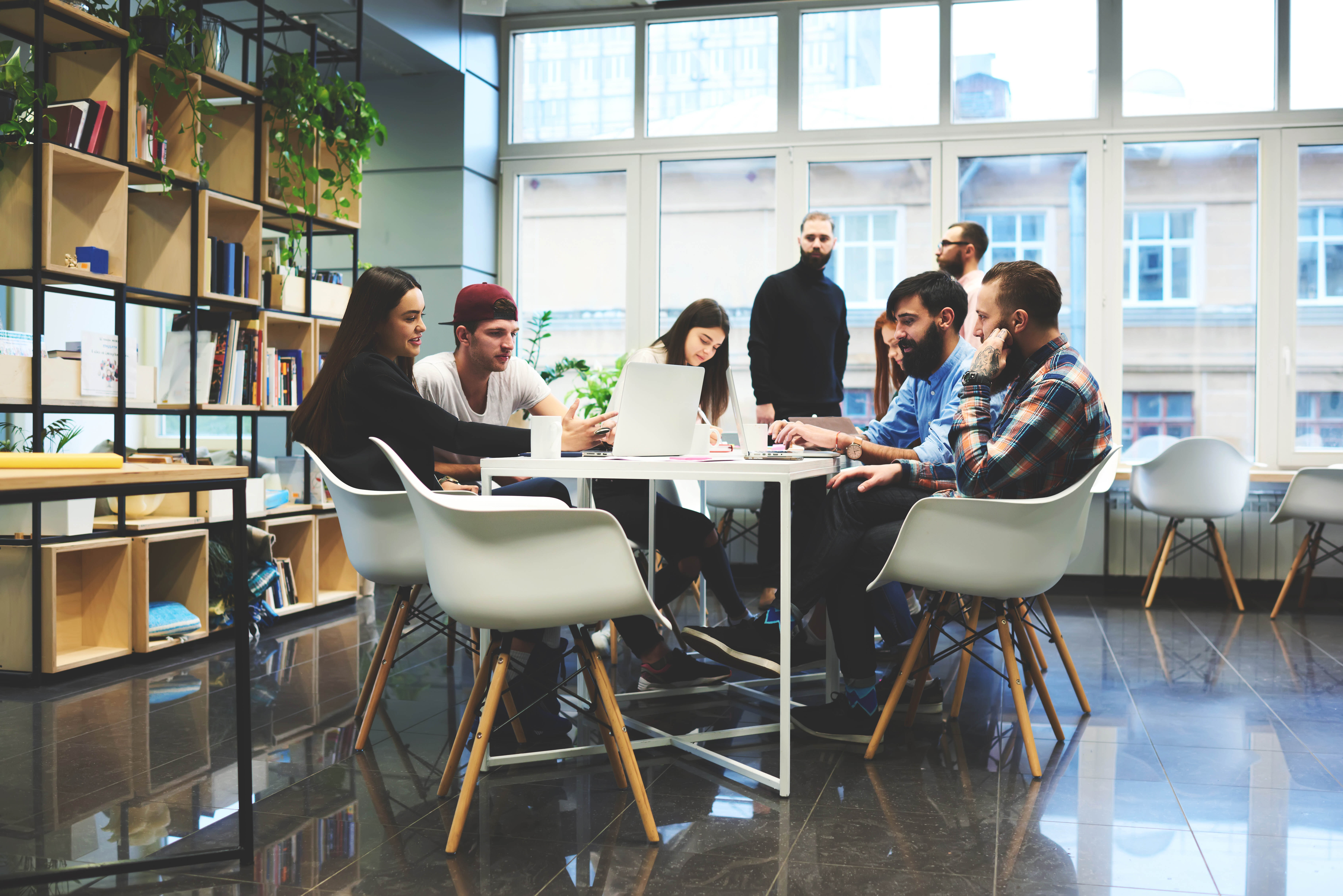 Group,Of,Casually,Dressed,Businesspeople,Discussing,Ideas,In,The,Office.